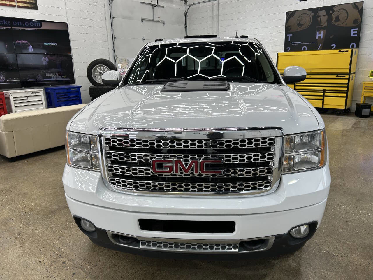 Used 2014 GMC Sierra 2500 Denali w/ Suspension Package, Off-Road image 2