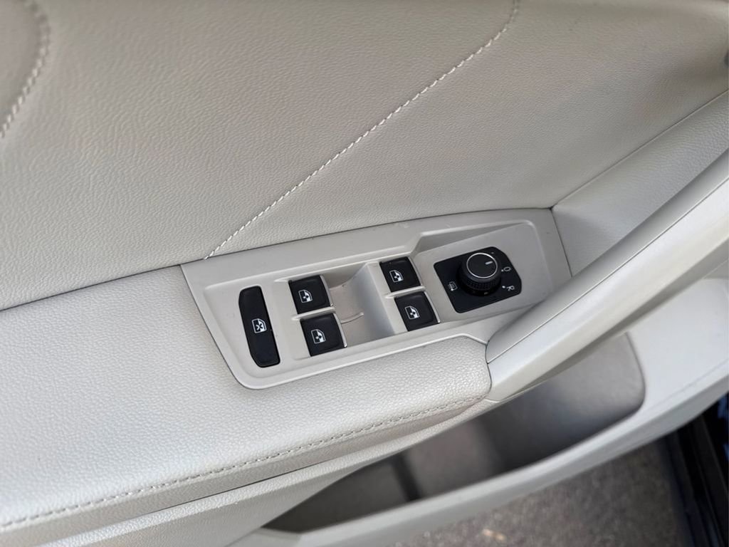 Used 2023 Volkswagen Tiguan SE R-Line image 36