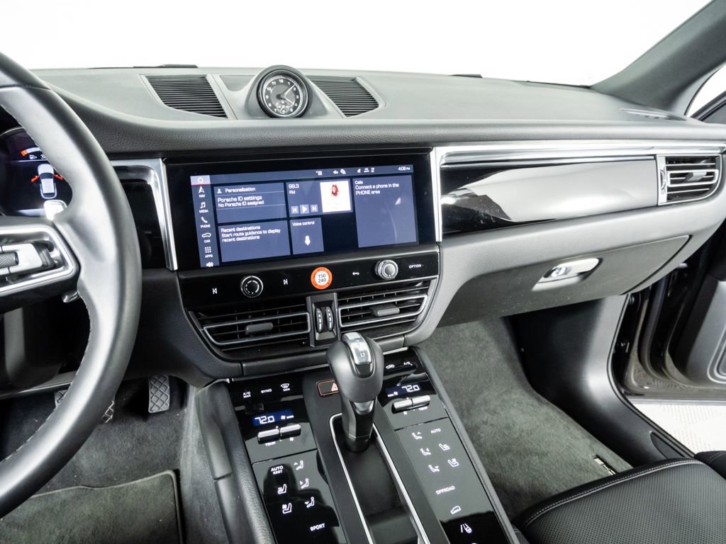 Certified 2025 Porsche Macan image 13