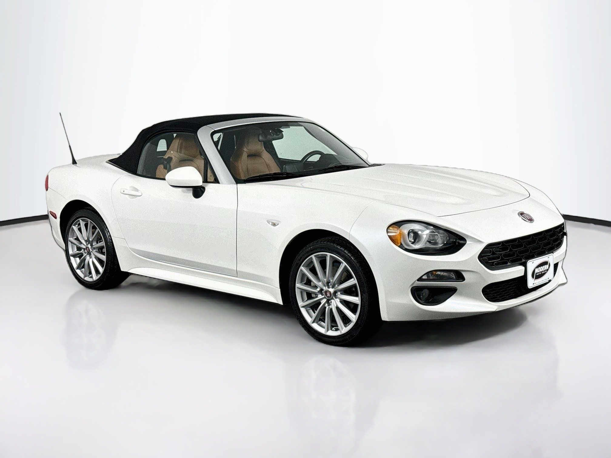 Used 2018 FIAT 124 Spider Lusso w/ Navigation & Sound Group RWD image 2