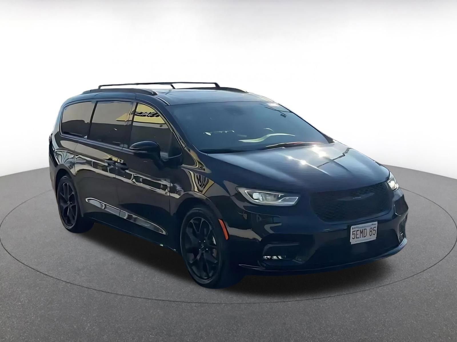 Used 2025 Chrysler Pacifica Limited image 3