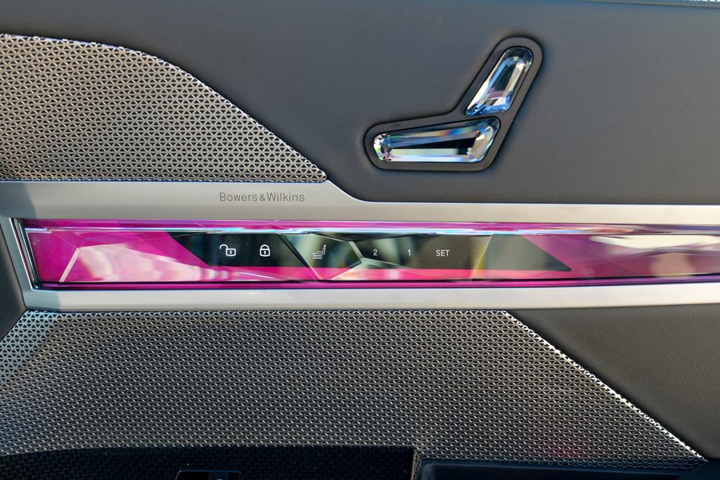 Used 2023 BMW 740i w/ Parking Assistance Package image 37