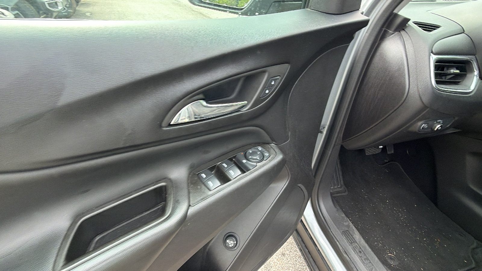 Used 2024 Chevrolet Equinox LT FWD image 15