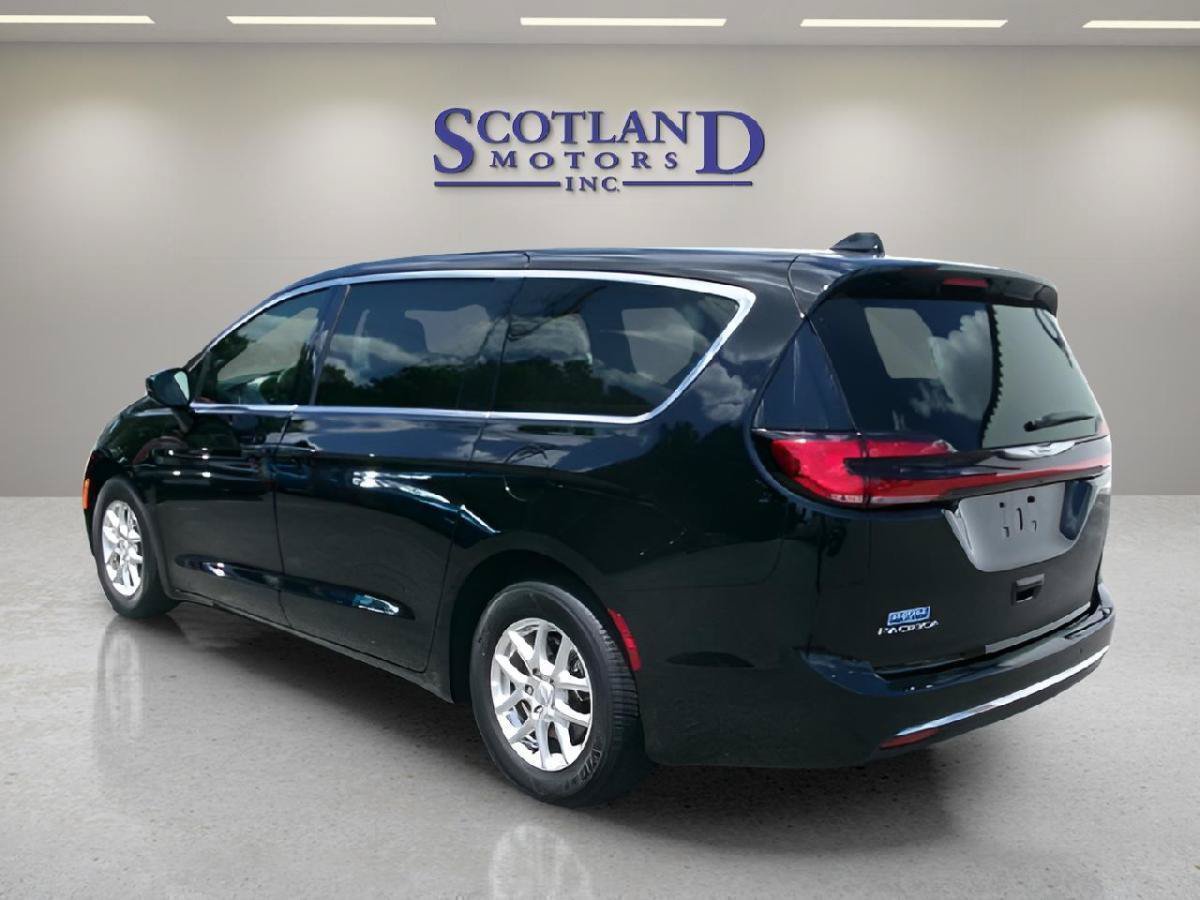 Used 2025 Chrysler Pacifica Select FWD image 8