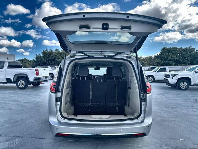 Used 2024 Chrysler Pacifica Touring-L image 21