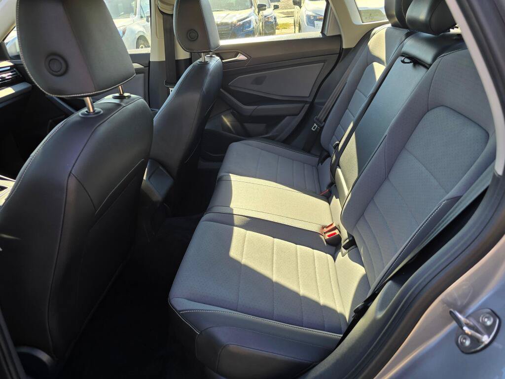 Used 2025 Volkswagen Jetta SE FWD image 17