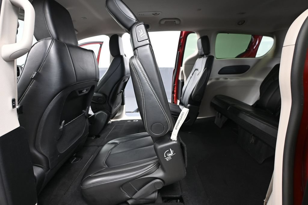 Used 2024 Chrysler Pacifica Touring-L FWD image 38