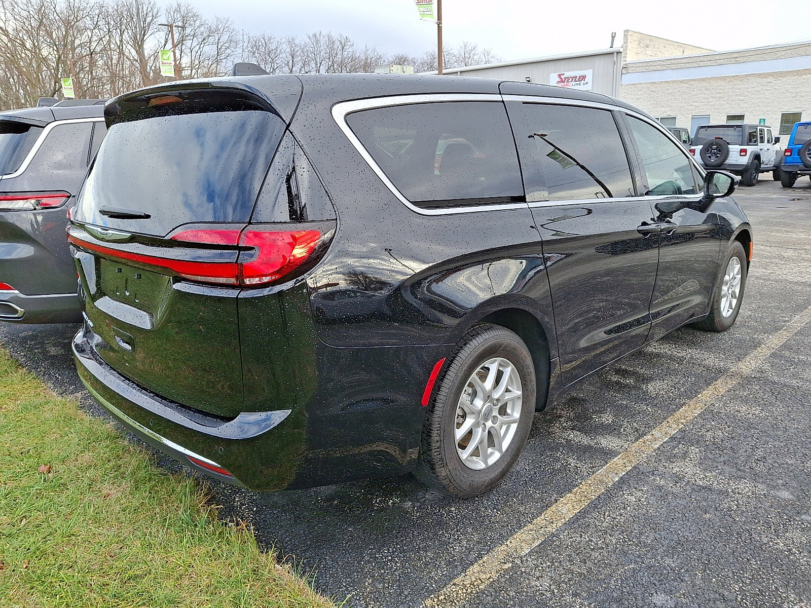 Used 2025 Chrysler Pacifica Select image 7