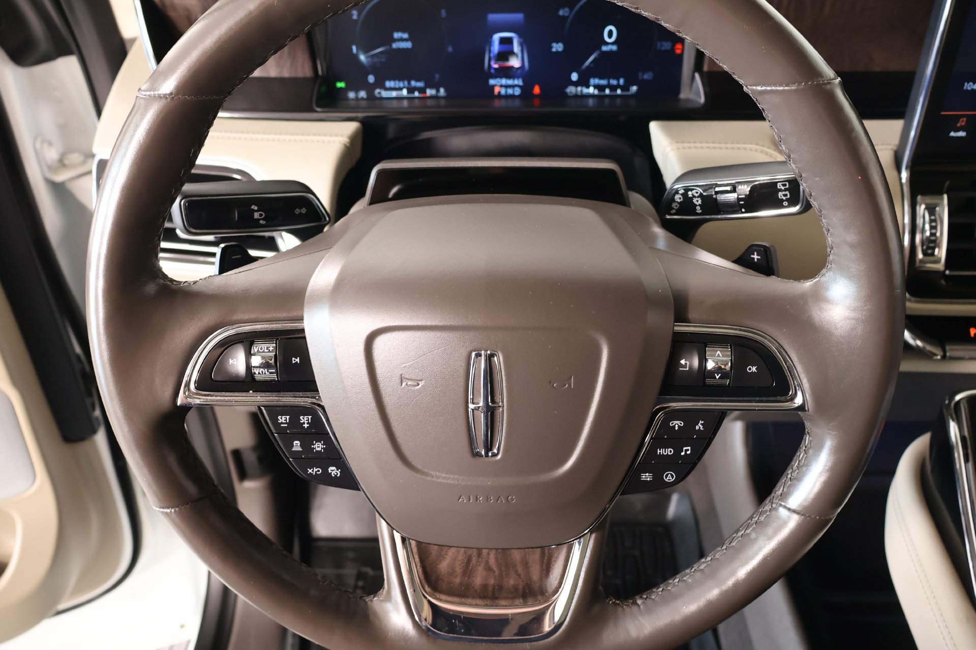 Used 2023 Lincoln Navigator Reserve AWD/4WD image 3
