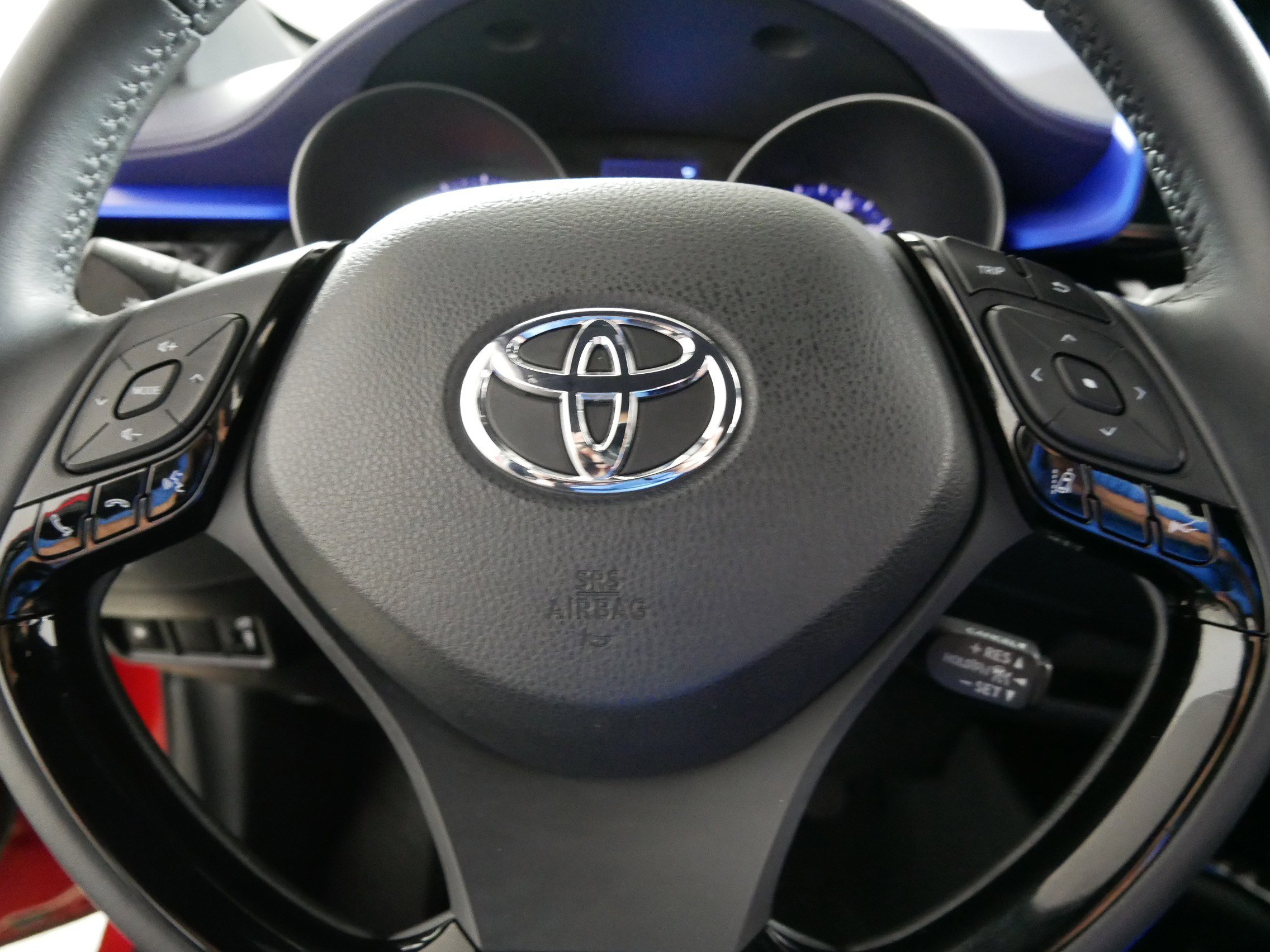 Used 2020 Toyota C-HR XLE FWD image 25