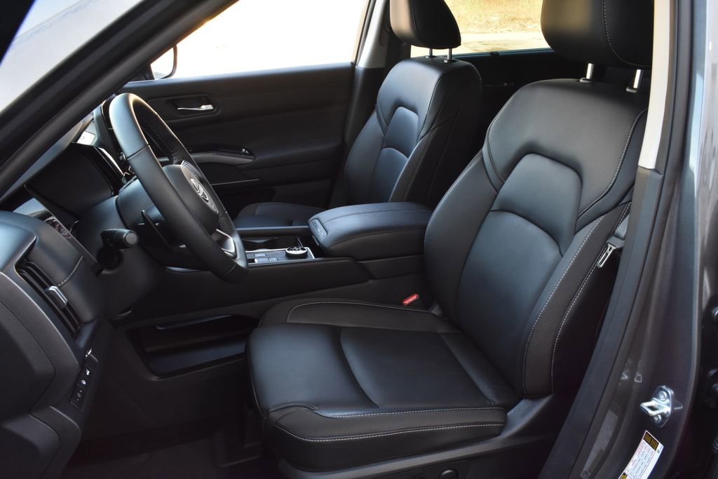 Used 2025 Nissan Pathfinder SL AWD/4WD image 29