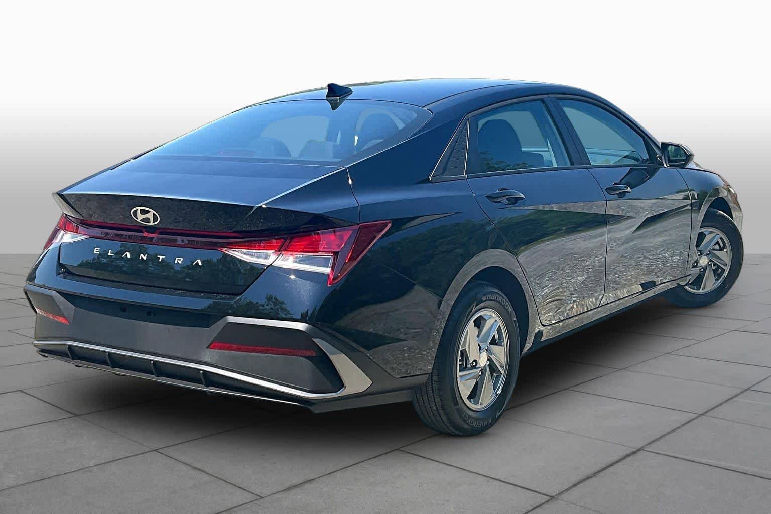 Used 2026 Hyundai Elantra SE FWD image 13