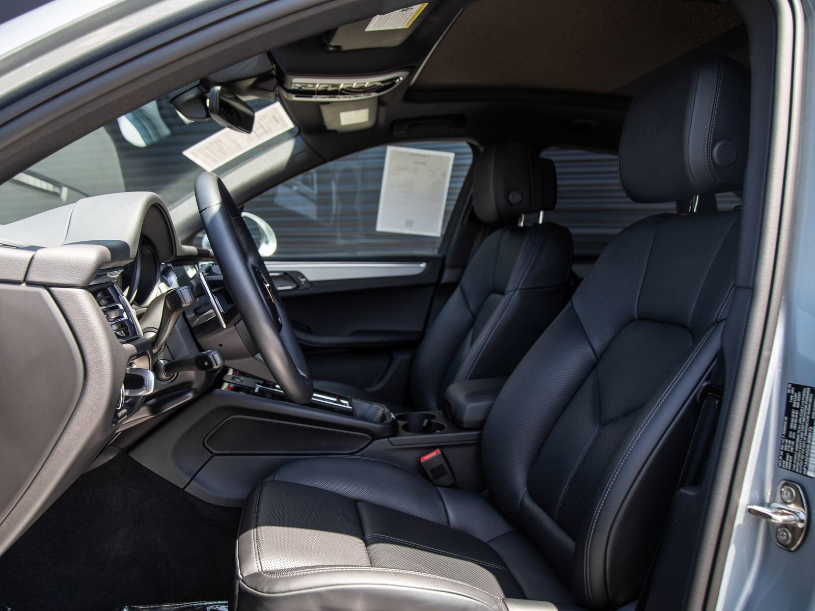 Certified 2025 Porsche Macan AWD/4WD image 5