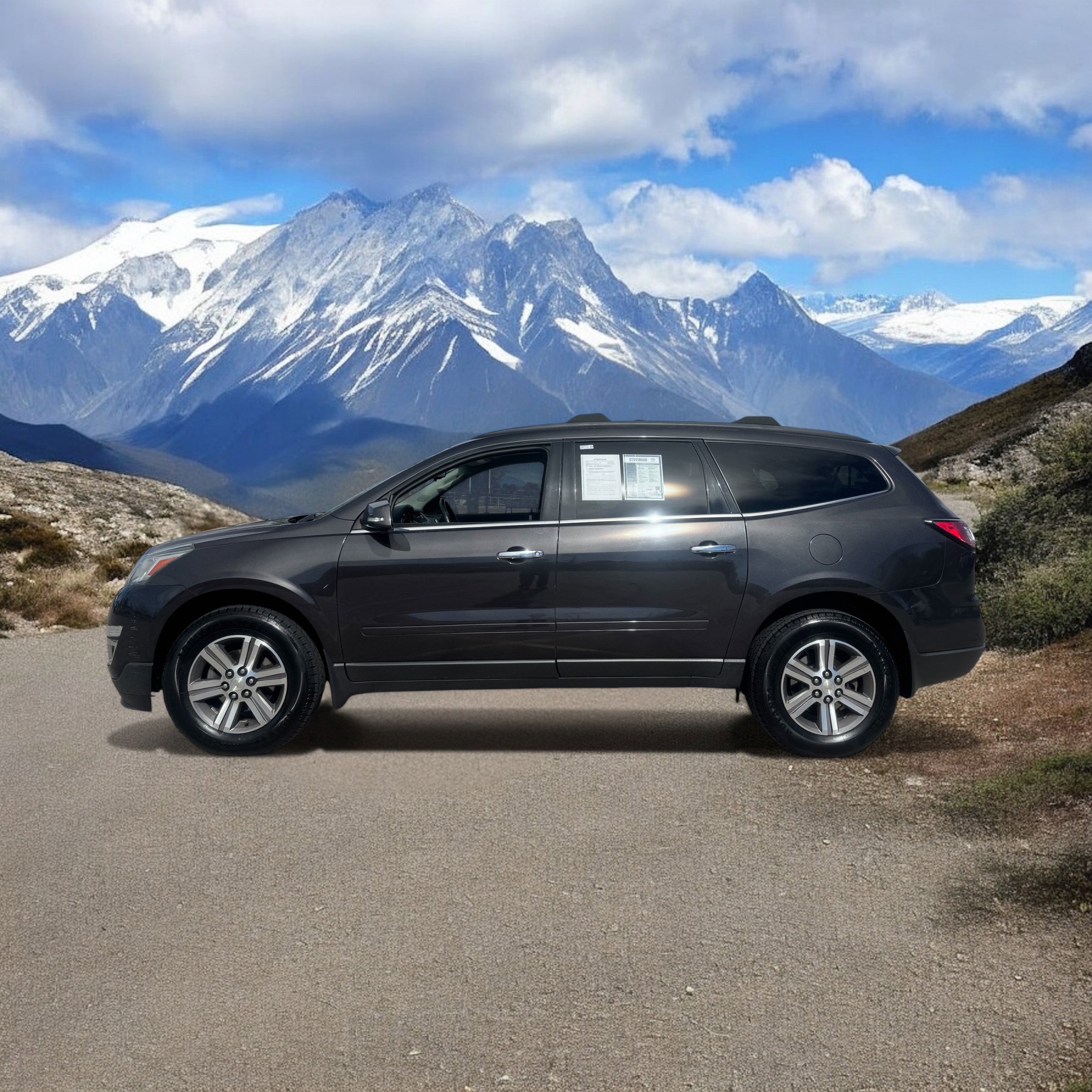 Used 2017 Chevrolet Traverse LT image 2