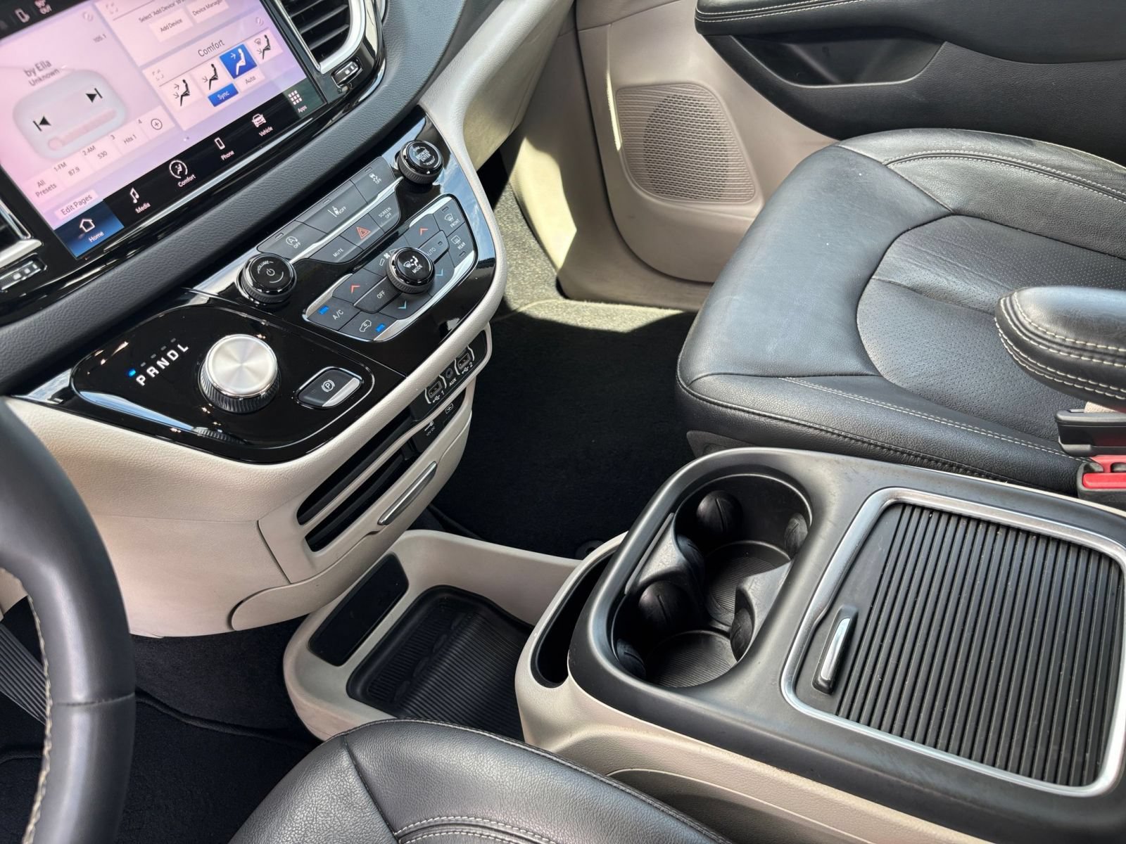 Used 2022 Chrysler Pacifica Touring-L FWD image 43