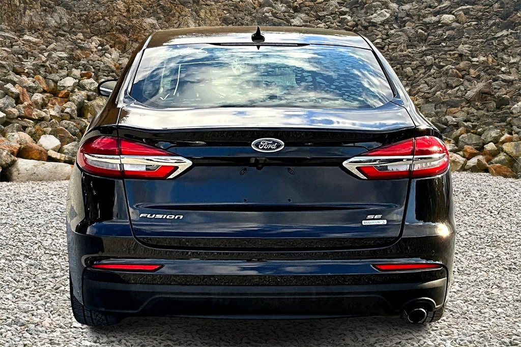 Used 2019 Ford Fusion SE image 4