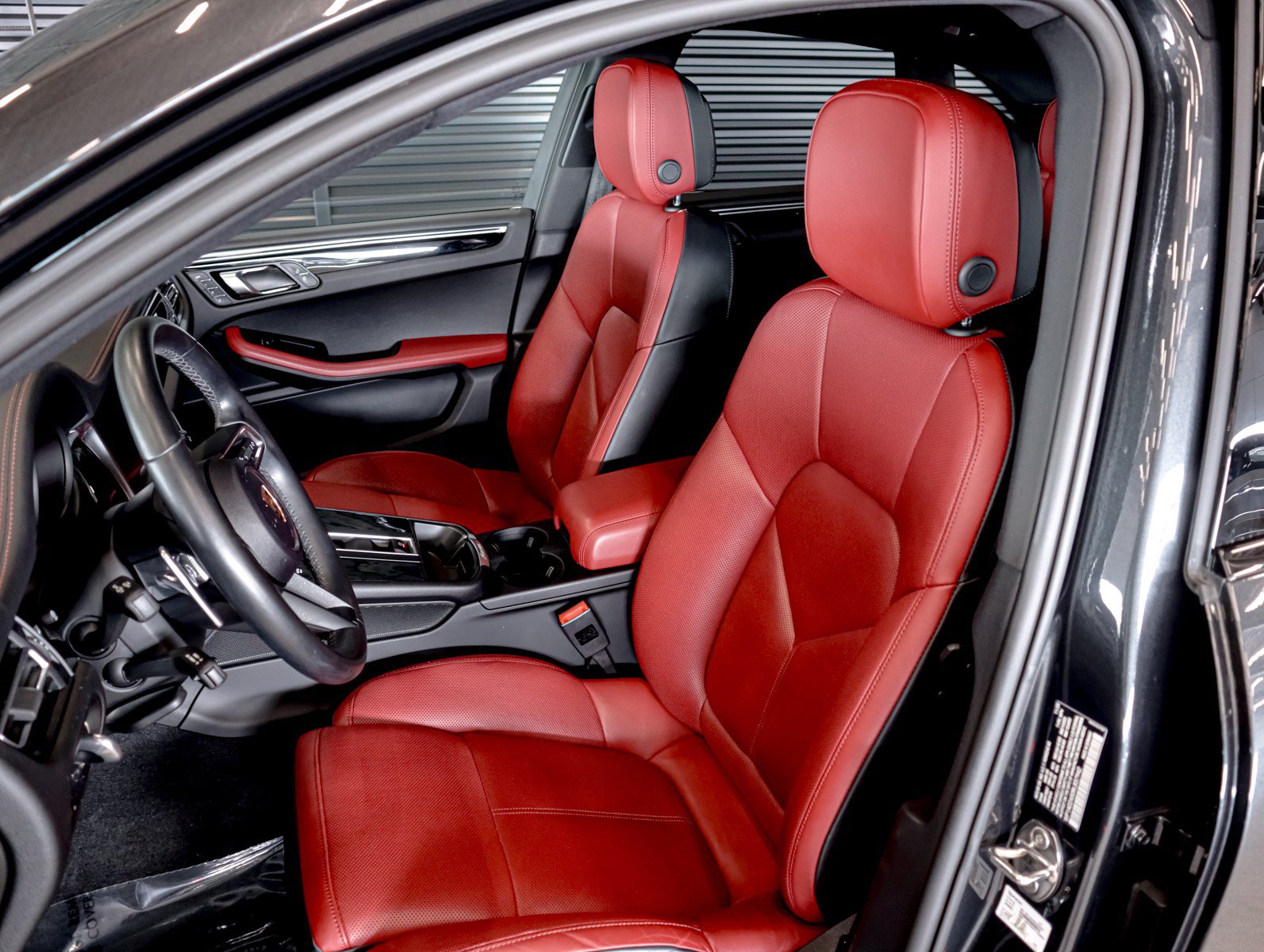 Certified 2024 Porsche Macan S AWD/4WD image 5