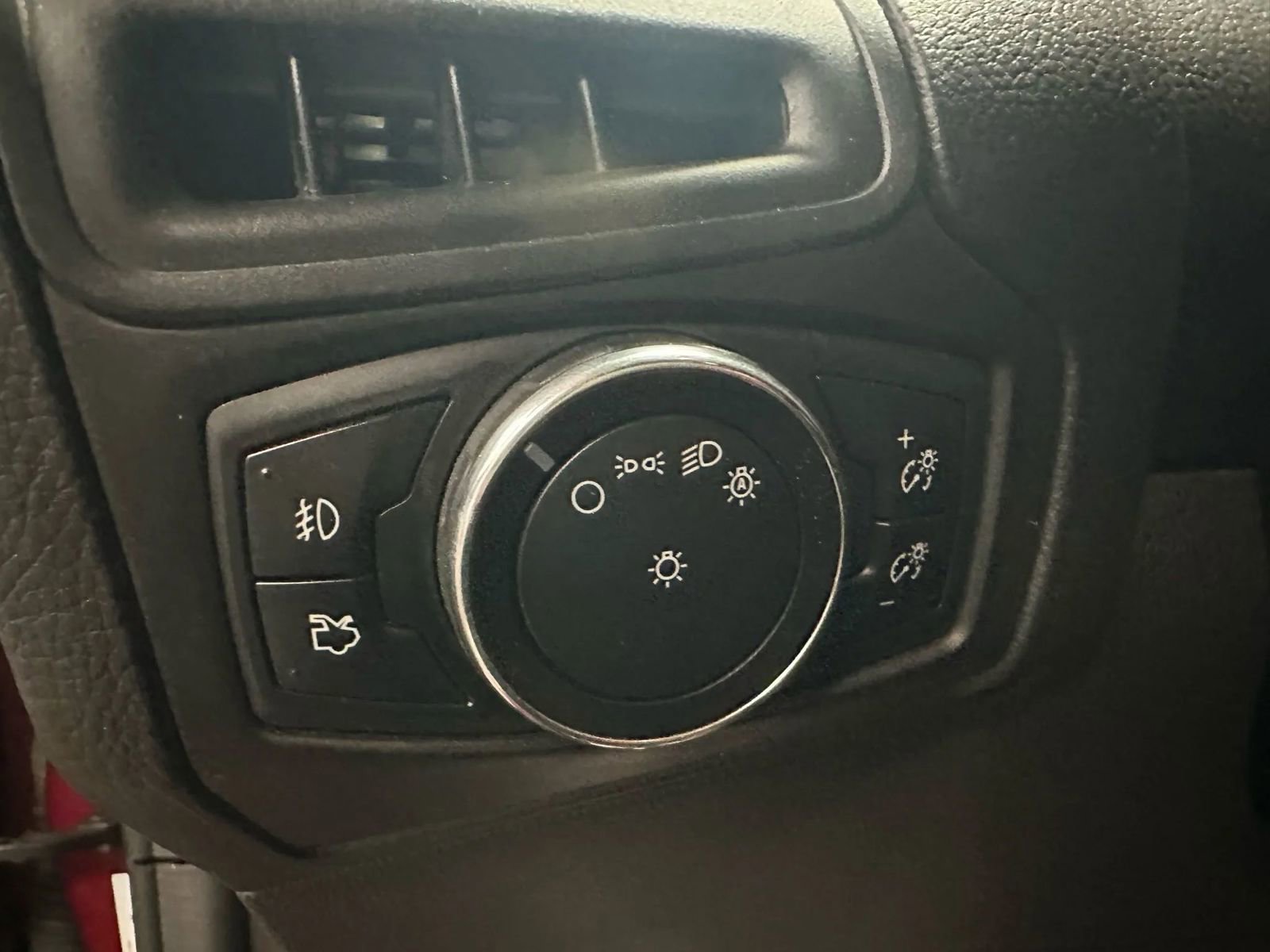 Used 2014 Ford Focus SE w/ SE Sport Package image 32