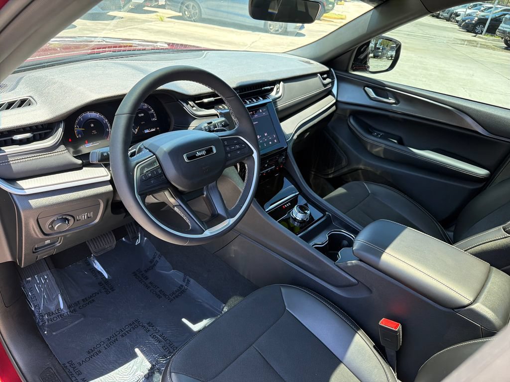 Used 2025 Jeep Grand Cherokee Altitude RWD image 13