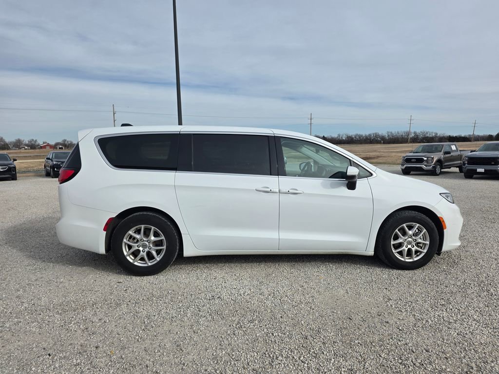 Used 2023 Chrysler Pacifica Touring-L image 2