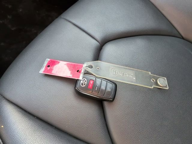 Used 2024 Toyota Highlander XLE image 24