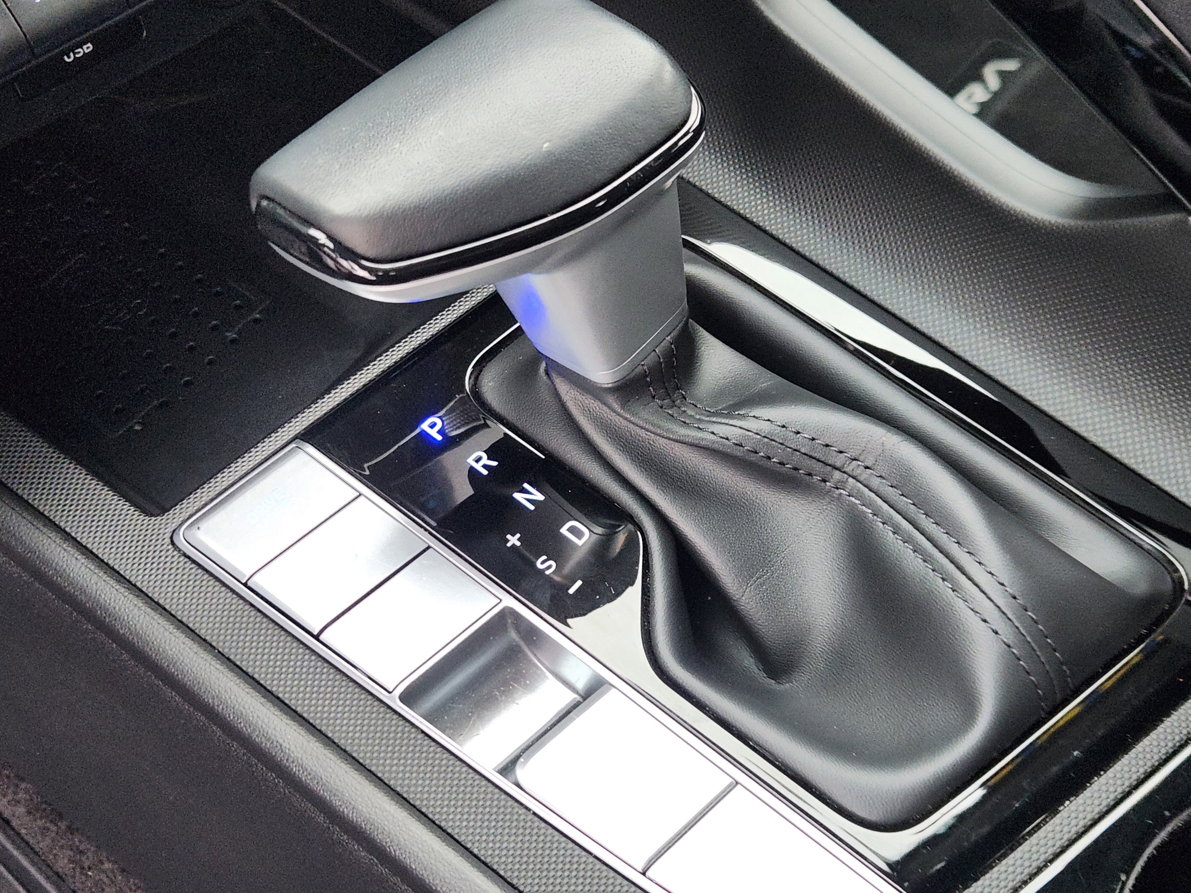 Certified 2023 Hyundai Elantra Limited w/ Preferred Accessory Package image 13