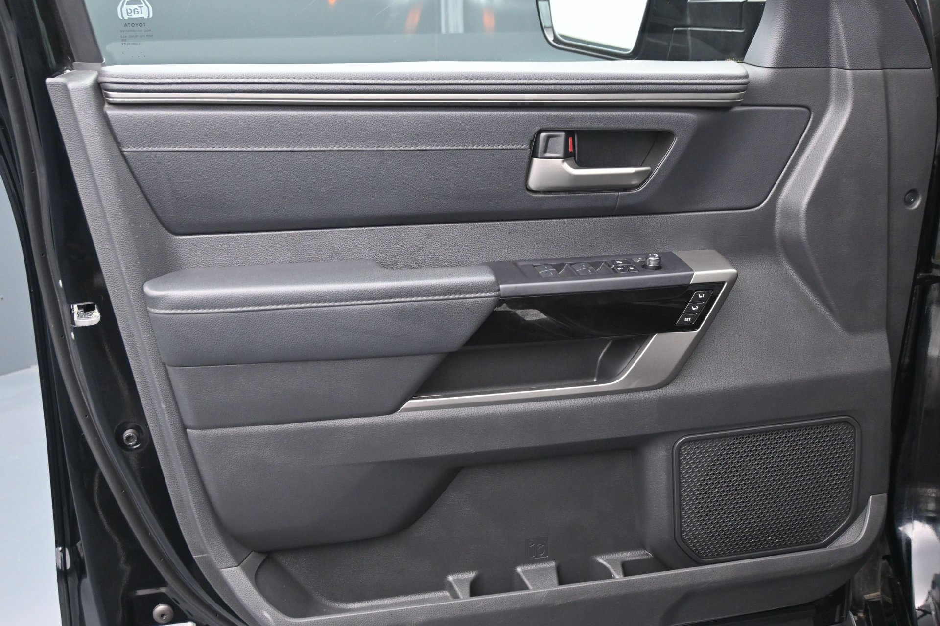 Used 2025 Toyota Tundra Limited AWD/4WD image 17