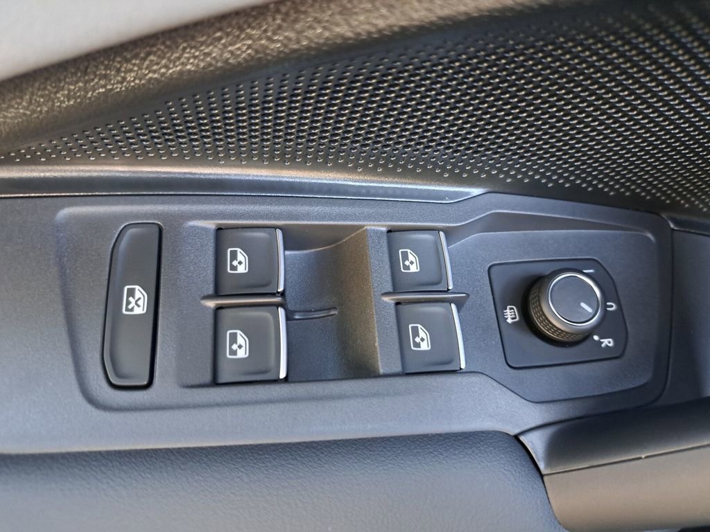 New 2026 Volkswagen Tiguan SE R-Line image 17