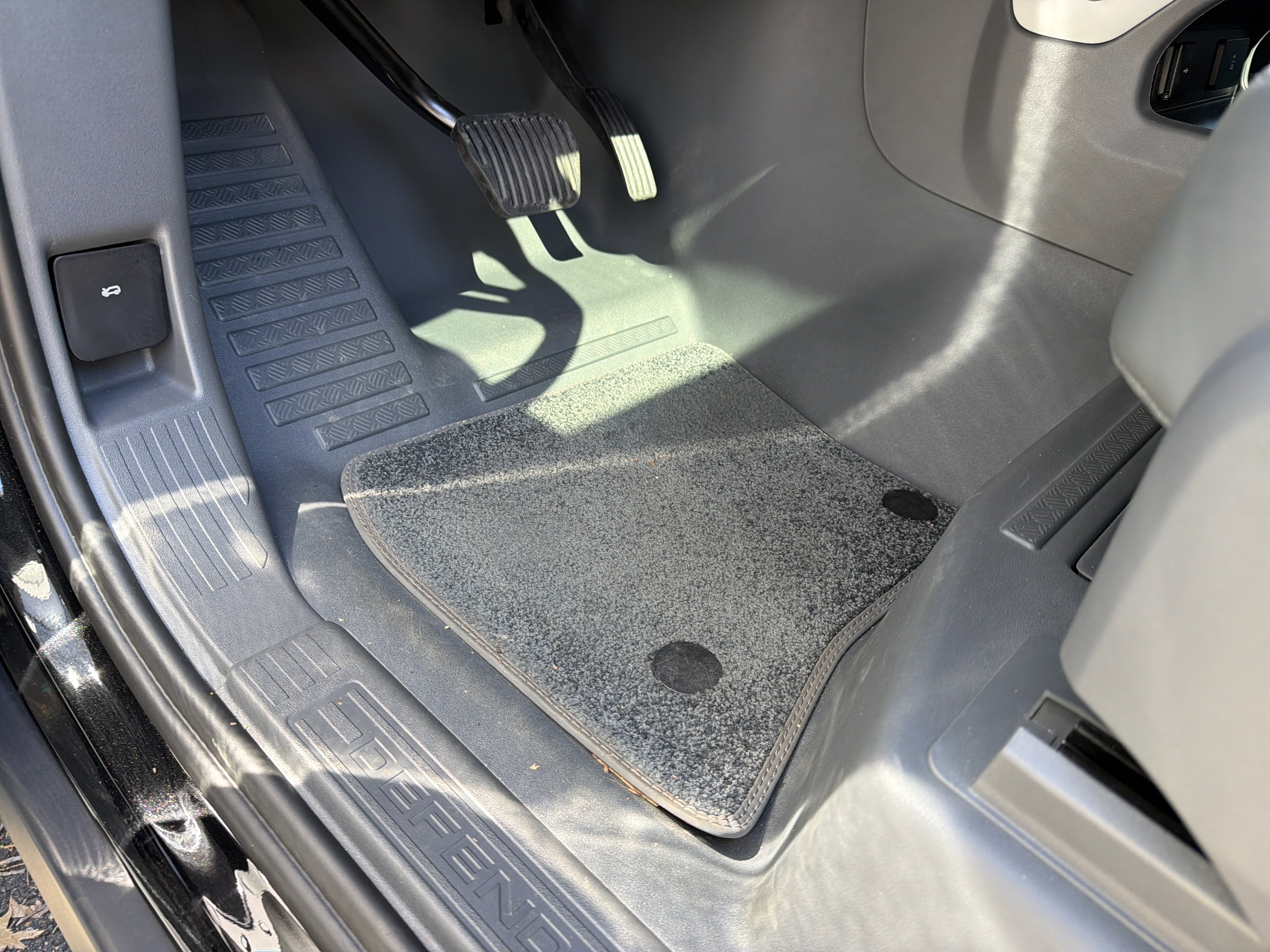 Used 2025 Land Rover Defender 130 X-Dynamic SE image 17