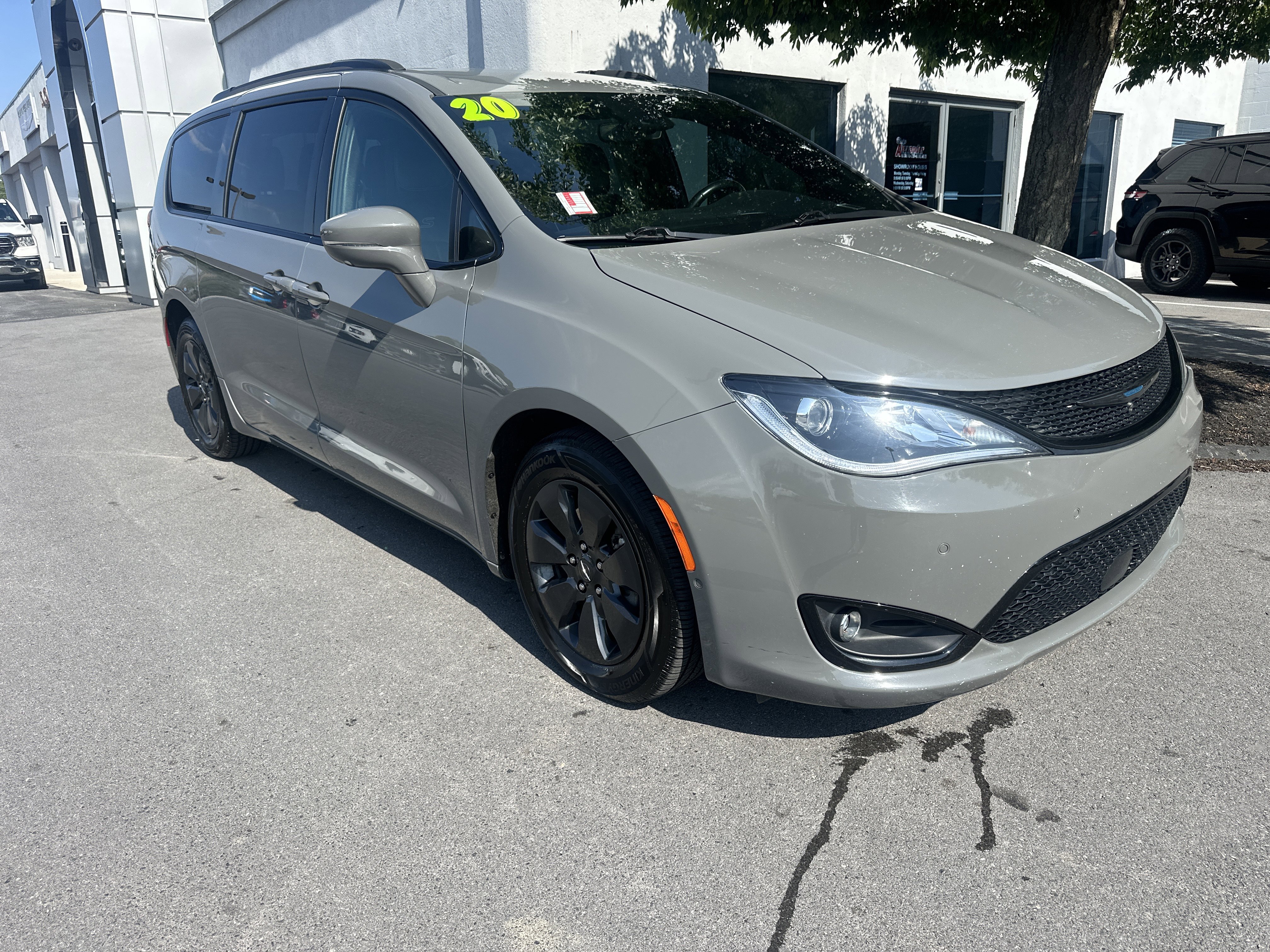 Used 2020 Chrysler Pacifica Limited w/ Advanced Safetytec Group image 1