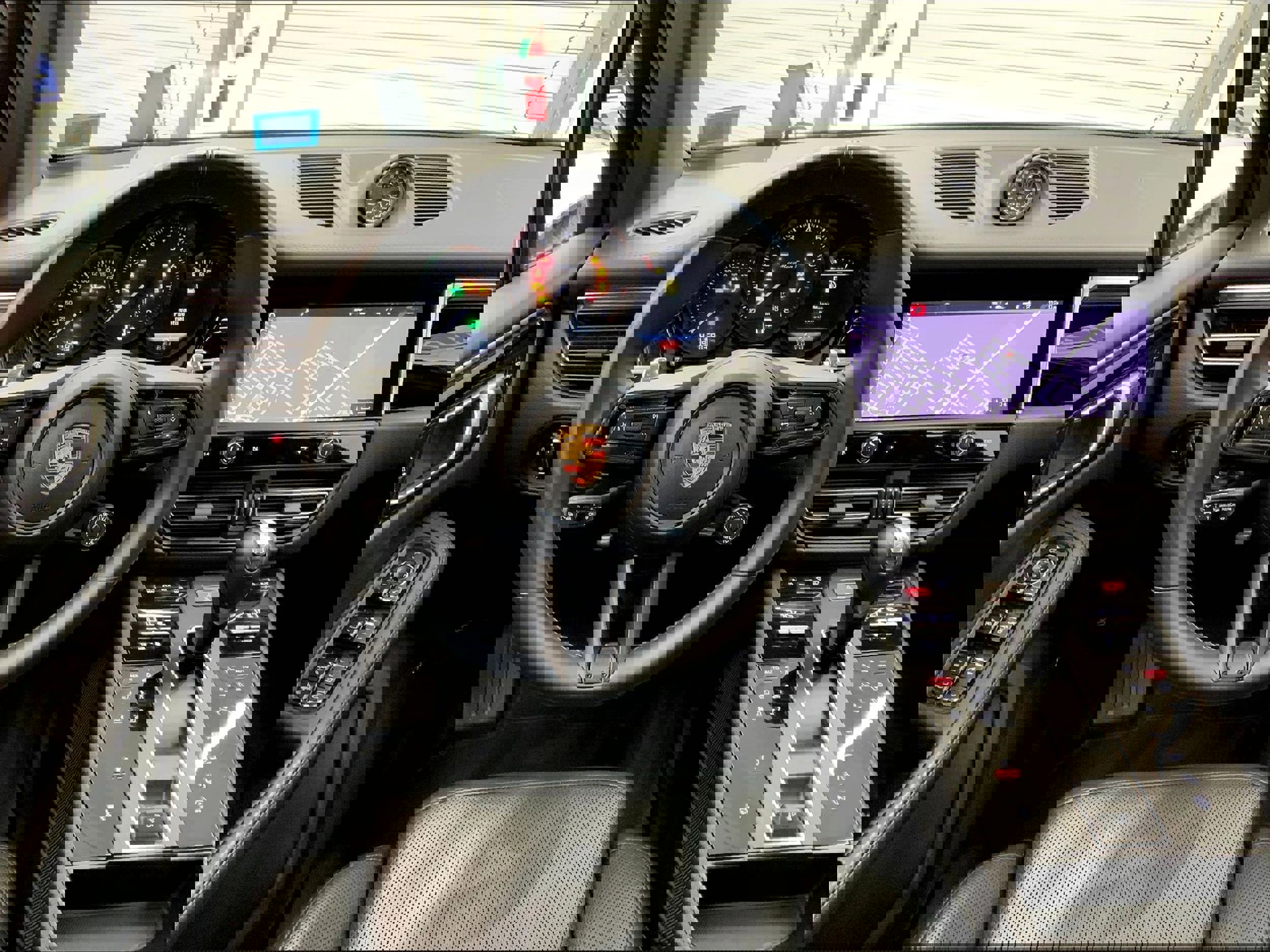 Used 2023 Porsche Macan Turbo image 13