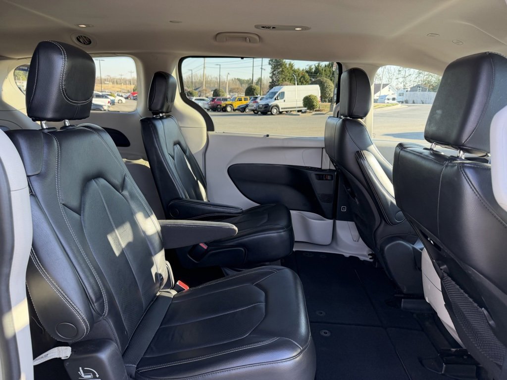 Used 2022 Chrysler Pacifica Touring-L image 33