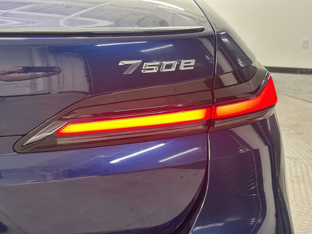Used 2026 BMW 750e xDrive AWD/4WD image 33