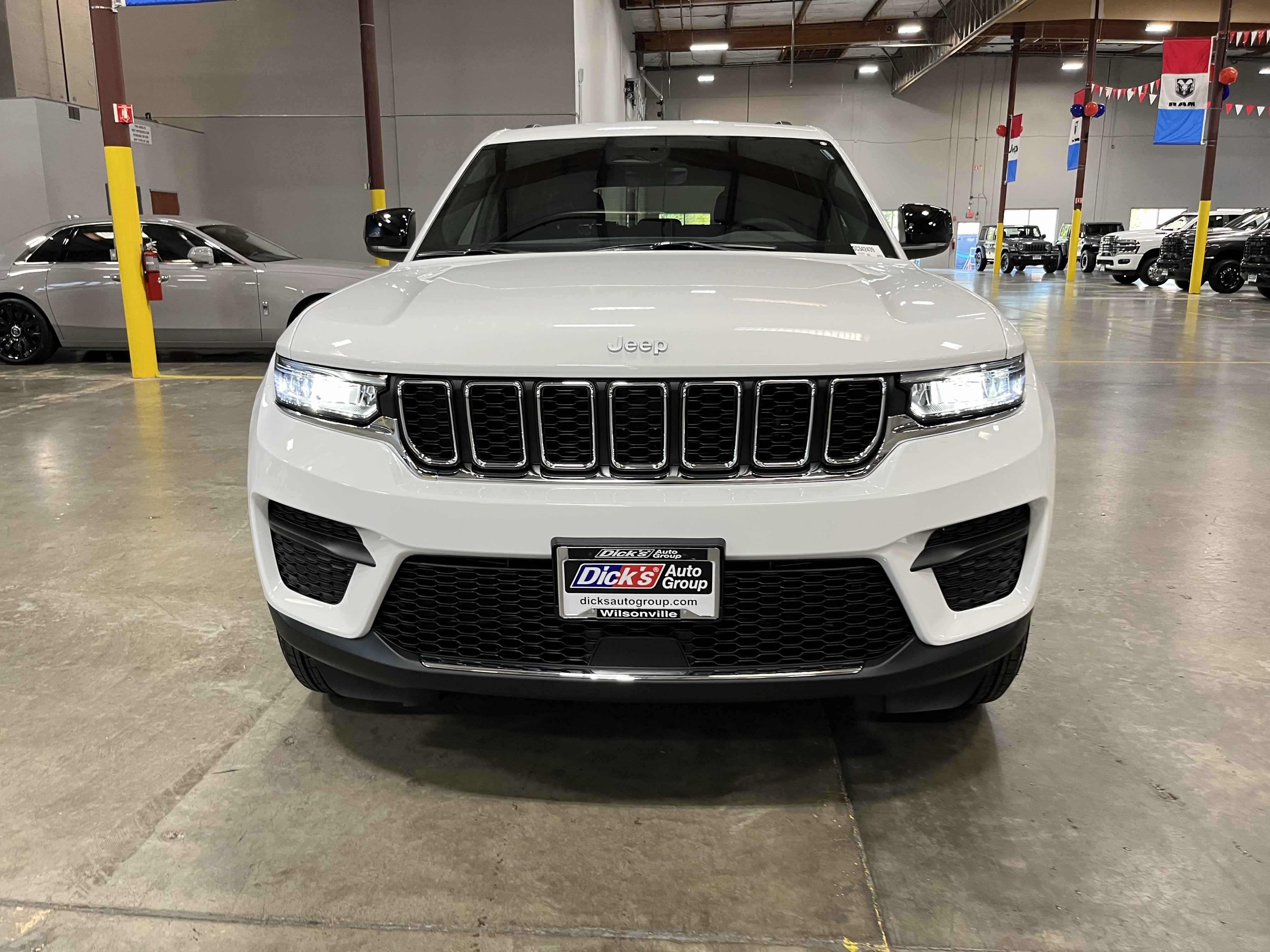 Certified 2025 Jeep Grand Cherokee Laredo w/ Luxury Tech Group I image 8