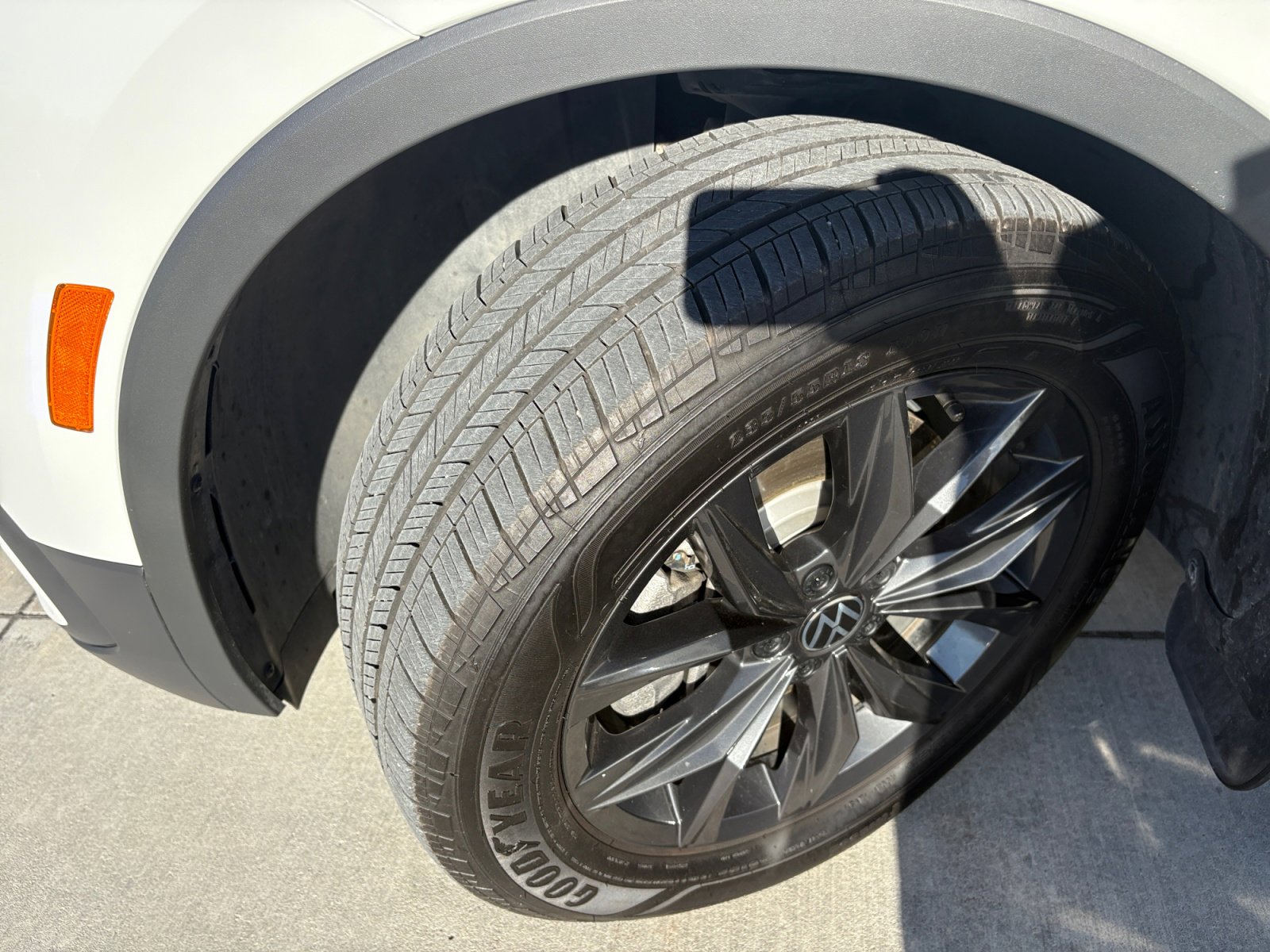 Certified 2024 Volkswagen Tiguan SE w/ Panoramic Sunroof Package image 20