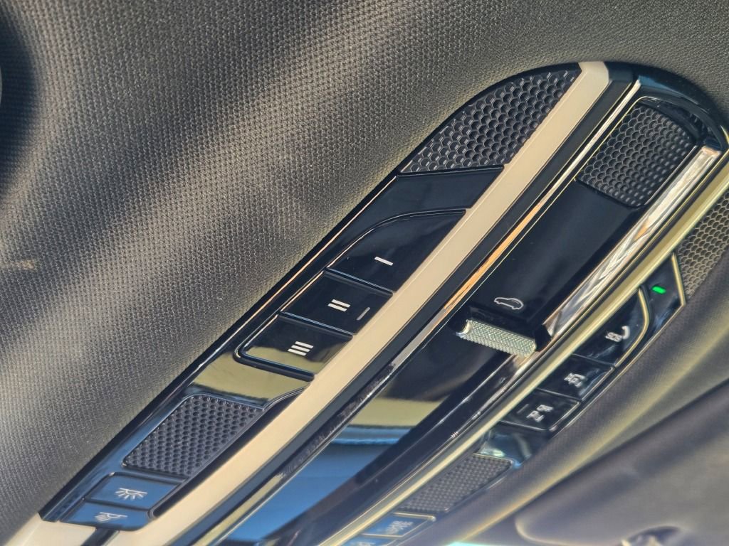 Certified 2023 Porsche Cayenne Platinum Edition image 25