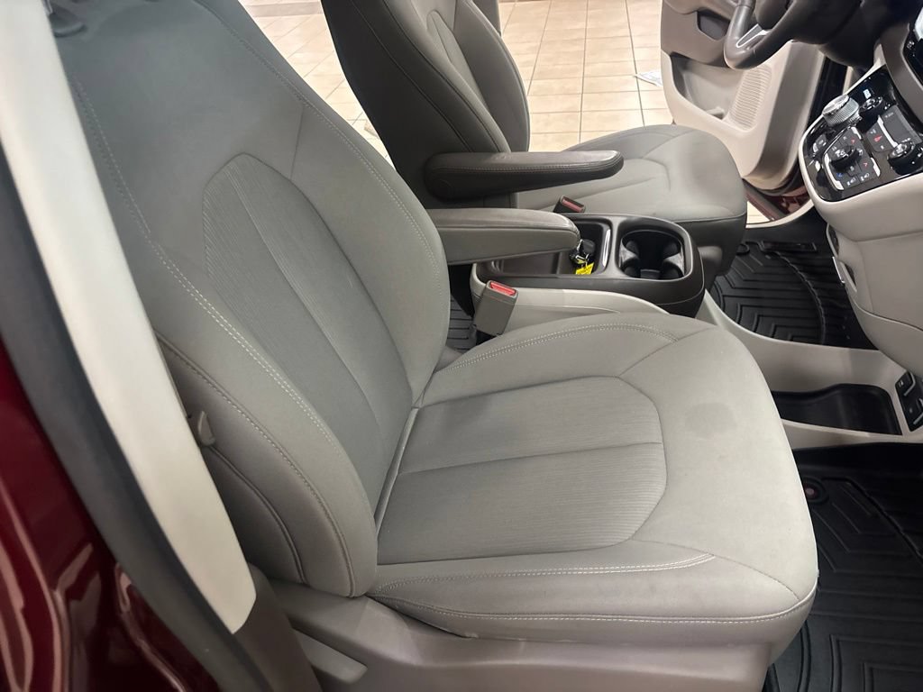 Used 2017 Chrysler Pacifica Touring Plus w/ Tire & Wheel Group FWD image 35
