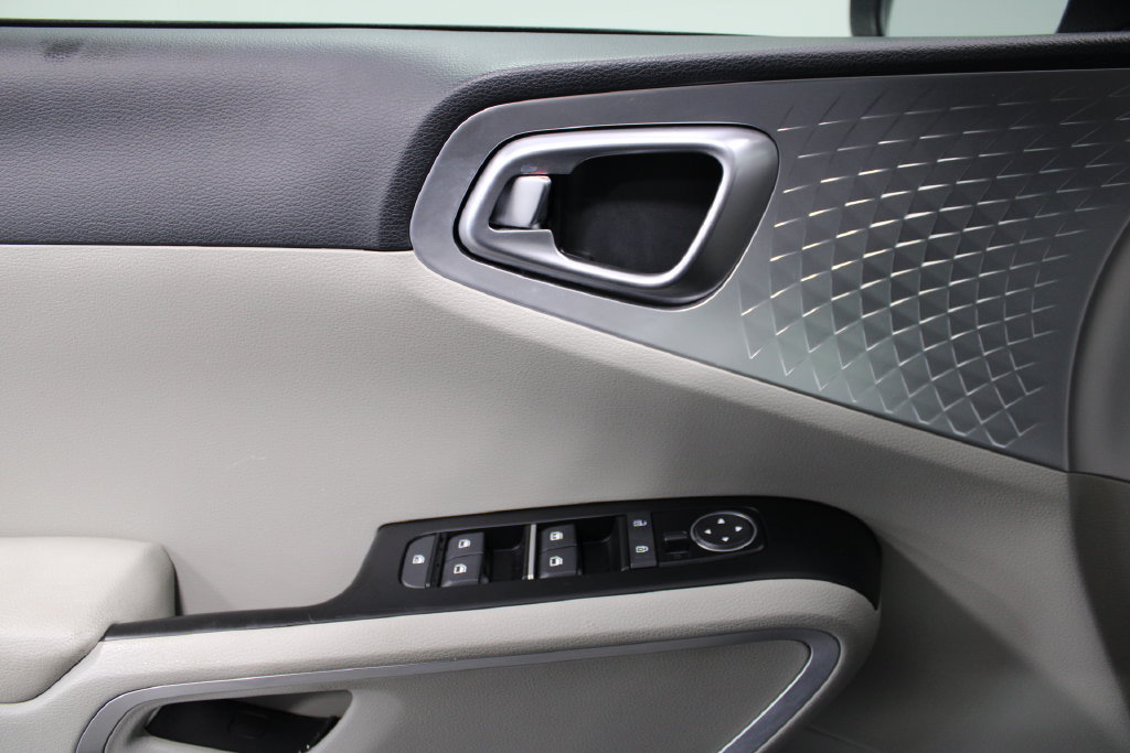 Used 2025 Kia Soul LX w/ LX Technology Package FWD image 37