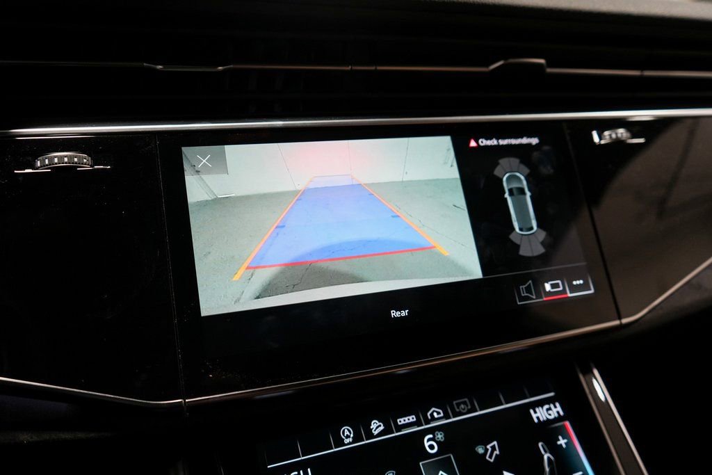Used 2023 Audi Q8 Premium image 18