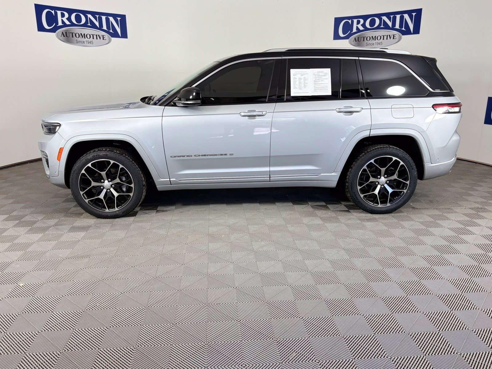 Used 2022 Jeep Grand Cherokee Summit AWD/4WD image 36