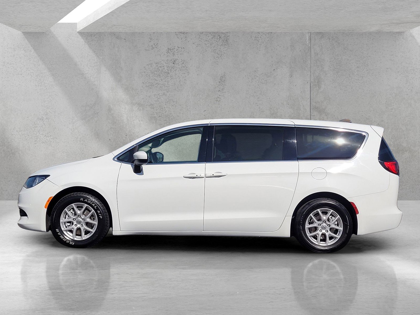 Used 2023 Chrysler Voyager LX image 7