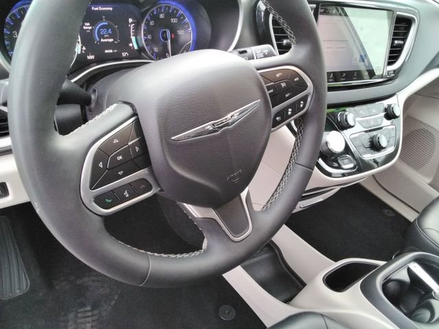 Used 2024 Chrysler Pacifica Touring-L image 26