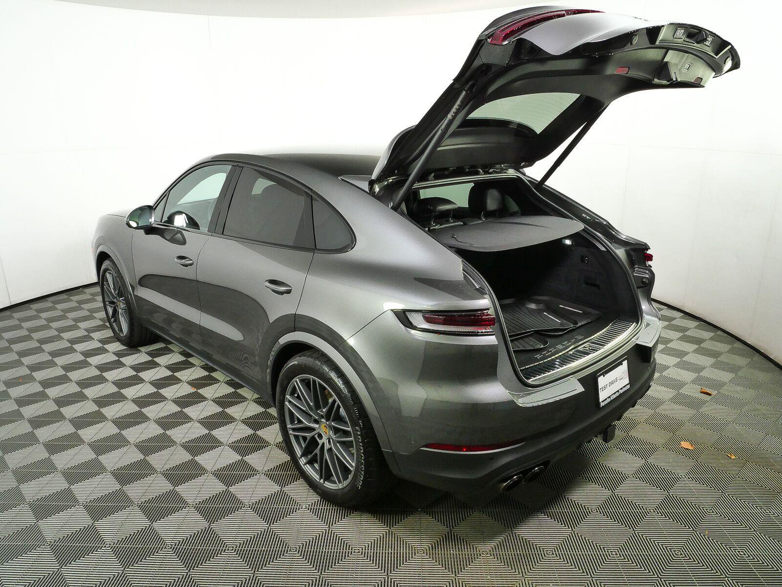 Certified 2024 Porsche Cayenne Coupe AWD/4WD image 31