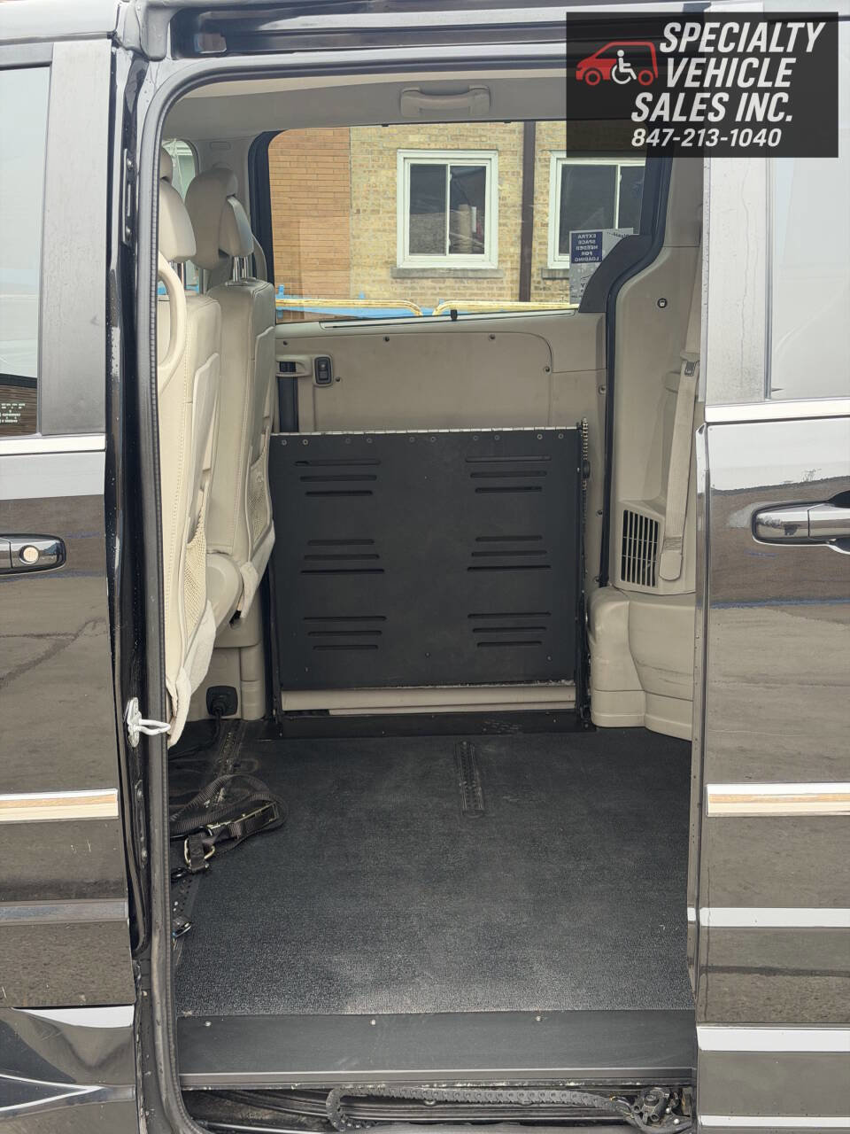 Used 2016 Chrysler Town & Country Touring FWD image 18