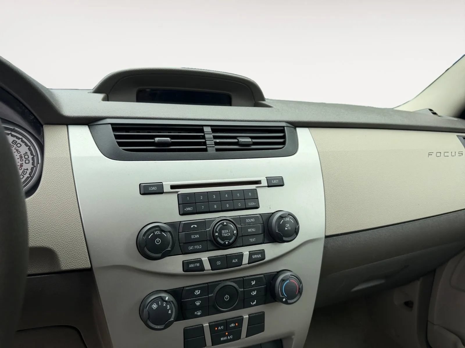 Used 2010 Ford Focus SE FWD image 12