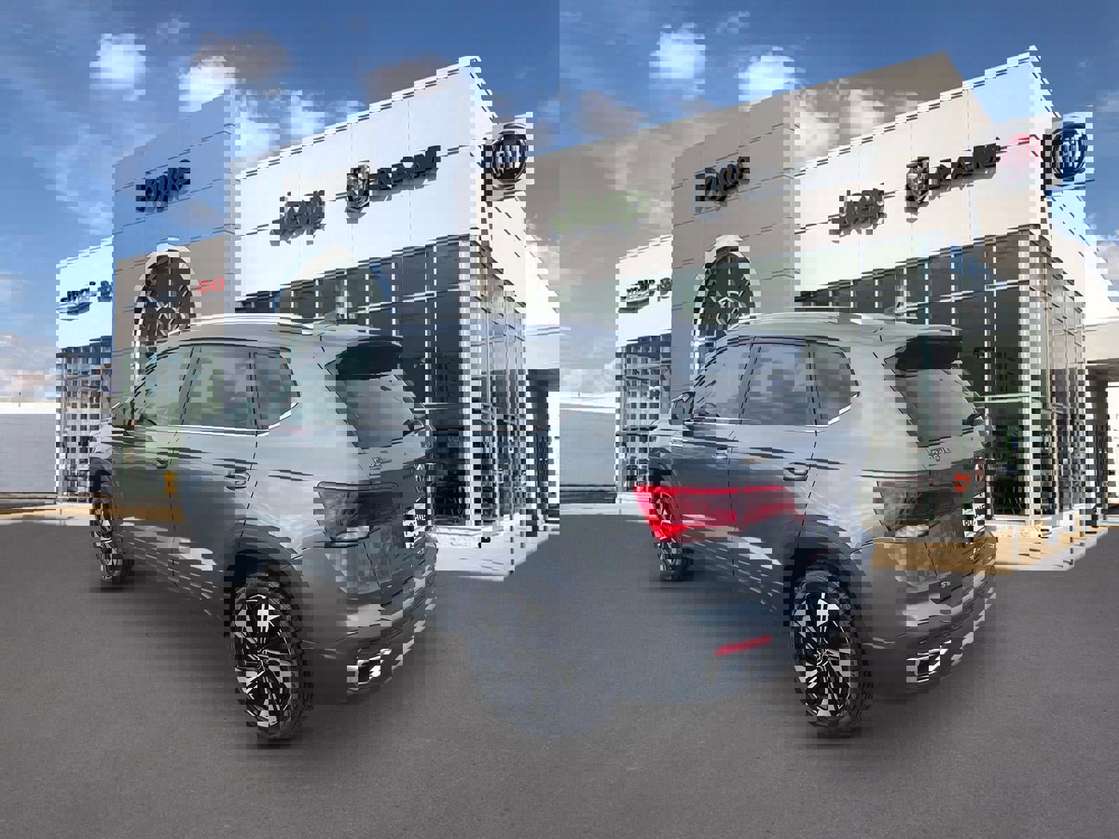 Used 2024 Volkswagen Taos SE image 3