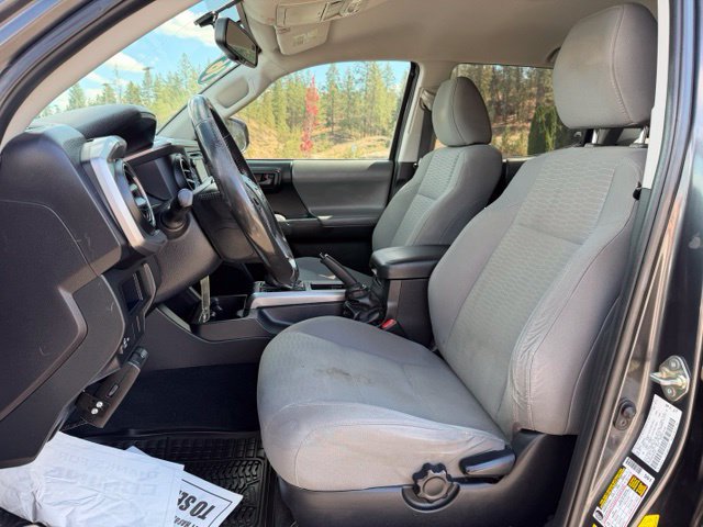 Used 2016 Toyota Tacoma SR5 w/ SR5 Appearance Package (SN) AWD/4WD image 2