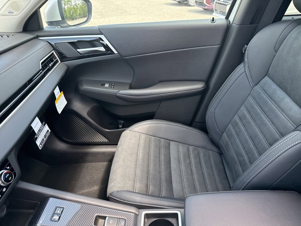 New 2025 Mitsubishi Outlander SE image 30