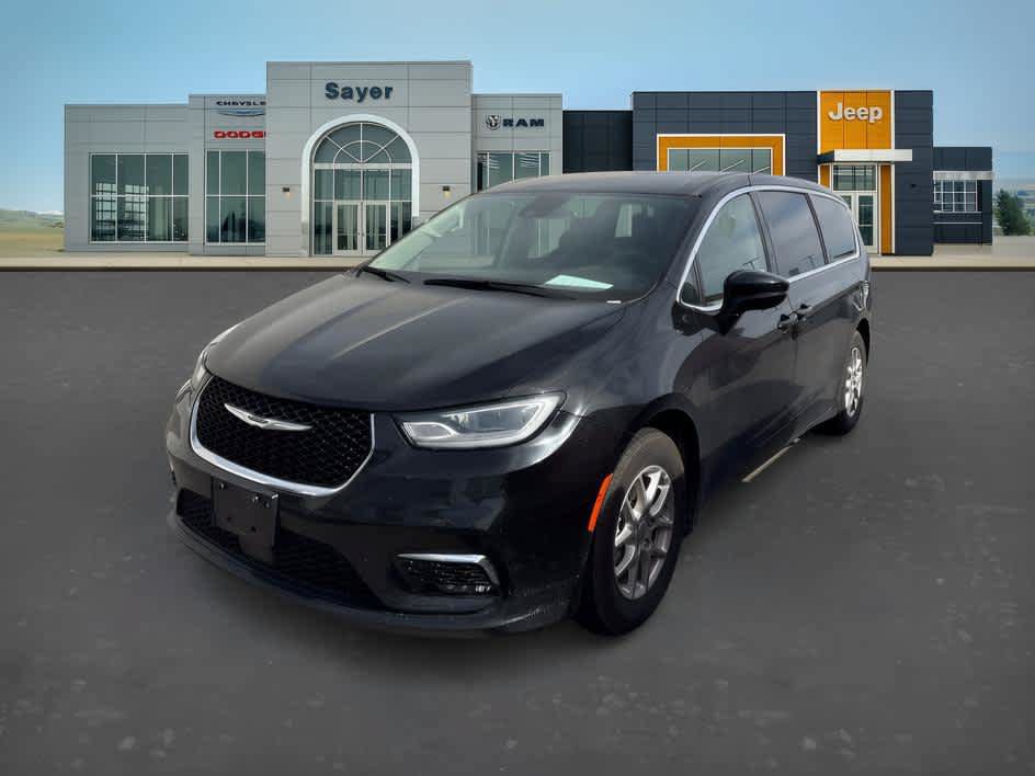 Used 2024 Chrysler Pacifica Touring-L FWD image 2