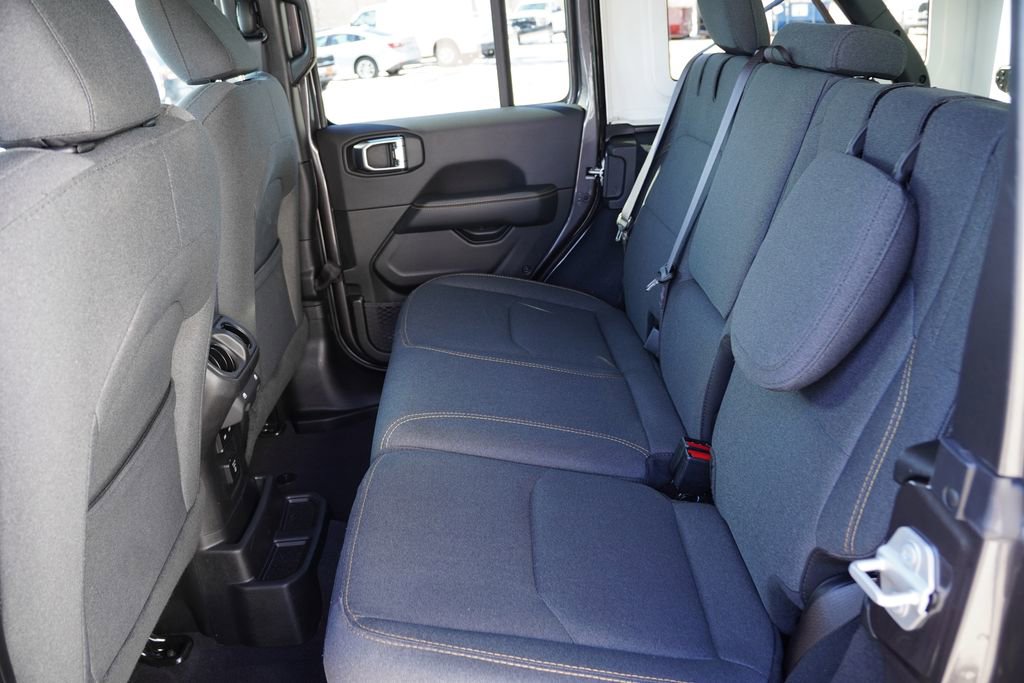 Certified 2025 Jeep Wrangler Unlimited Sahara w/ Safety Group image 18